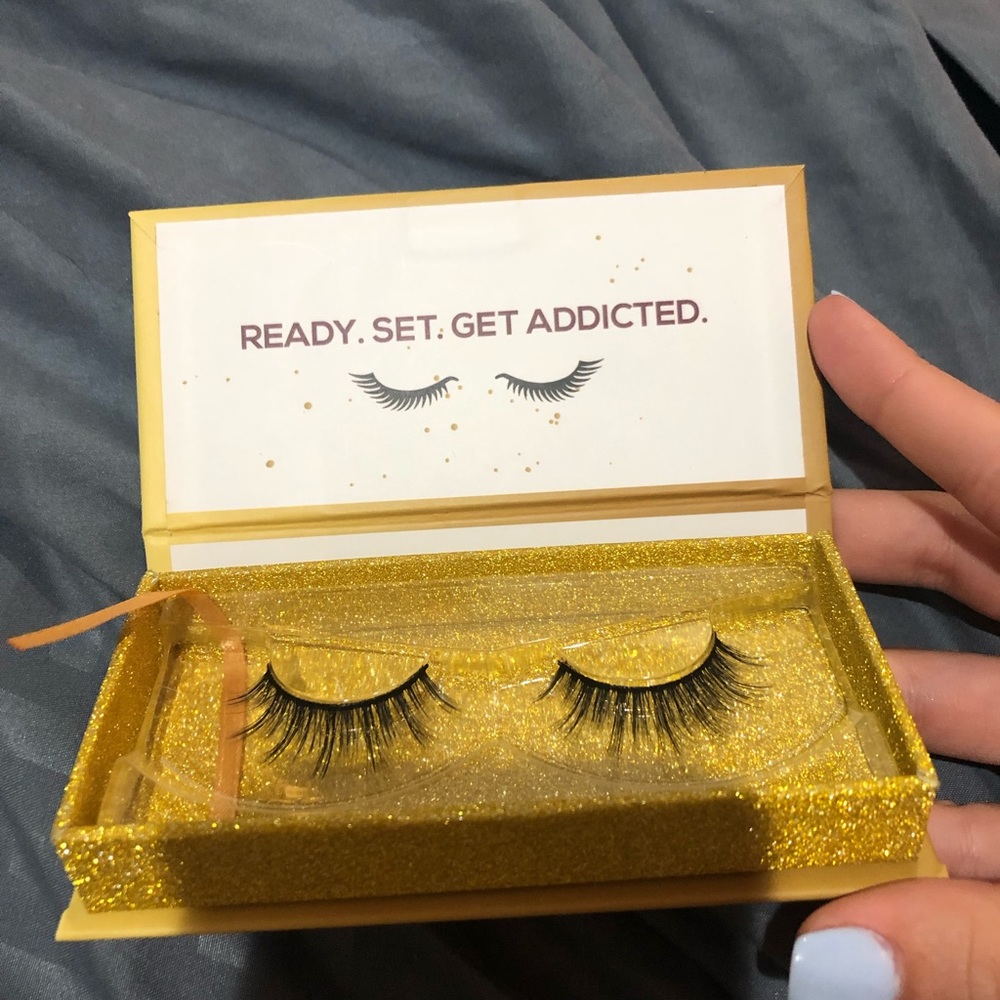 NEVER WORN LASHES
